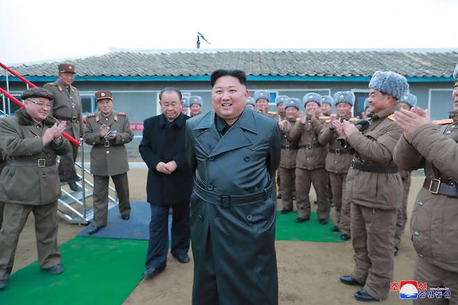 지난 2019년 11월 29일 김정은 북한 국무위원장이 국방과학원에서 진행한 초대형 방사포 시험사격을 참관했다고 조선중앙통신이 보도한 사진이다. (사진= 연합뉴스)