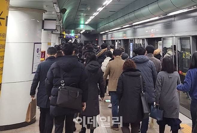 13일 오전 서울 지하철 5호선 광화문역으로 출근하는 사람들.(사진=이용성 기자)