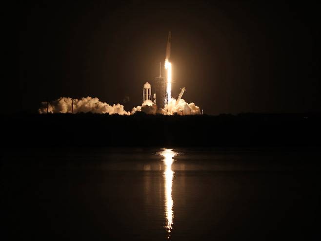 스페이스X의 유인 우주선 ‘팔콘’이 2020년 115월 15일 플로리다 케네디 스페이스 센터에서 발사체로부터 날아오르고 있다. [사진=AFP제공]