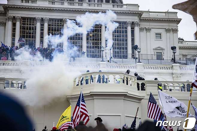 6일(현지시간) 도널드 트럼프 미국 대통령을 지지하는 시위대가 워싱턴 의사당에 난입을 시도하자 경찰이 최루 가스를 뿌리고 있다. © AFP=뉴스1 © News1 우동명 기자