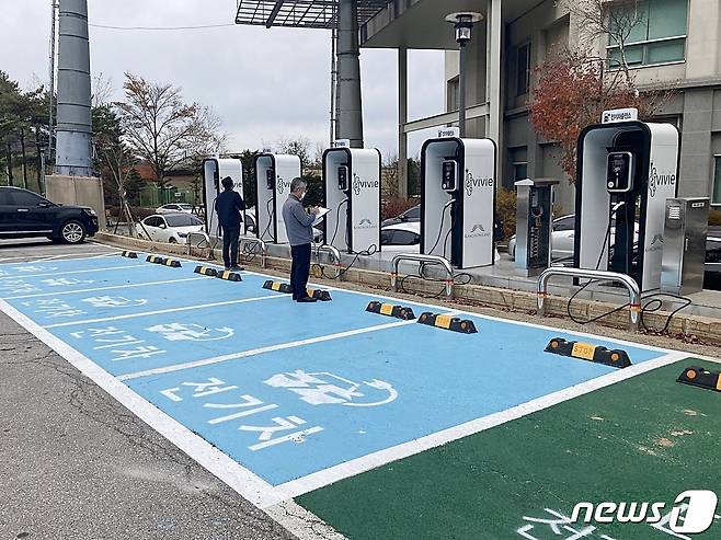 강원 정선 하이원리조트 팰리스호텔 주차장에 설치한 전기차 충전소. (하이원리조트 제공)© 뉴스1
