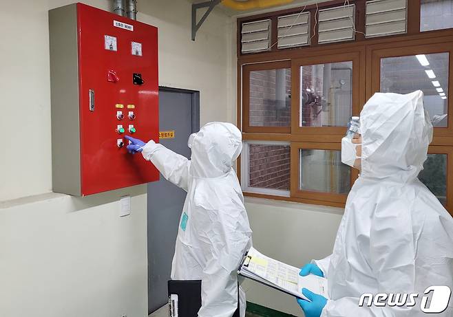 (광주=뉴스1) 박준배 기자 = 광주시 소방안전본부는 20일까지 코로나19 관련 시설에 대한 긴급 화재안전점검을 실시한다. 사진은 화재안전점검 모습.(광주시 제공)2021.1.13/뉴스1 © News1 박준배 기자