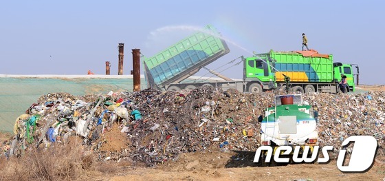 인천시 서구 수도권매립지에서 관계자들이 쓰레기 매립 작업을 하고 있는 모습. /뉴스1DB