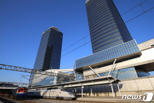 열차 뒤로 보이는 건물이 한국철도공사 본사 사옥.2020.12.17/뉴스1 © News1 김기태 기자