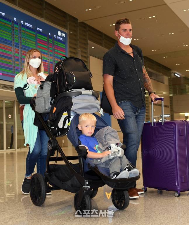 KIA의 새 외국인투수 애런 브룩스가 지난해 미국 스프링캠프를 마치고 가족과 함께 인천국제공항 2터미널을 통해 입국하고 있다. 박진업기자 upandup@sportsseoul.com