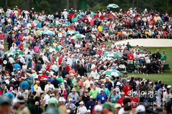 마스터스 격전지인 오거스타내셔널골프장을 가득 채운 갤러리의 모습이다.