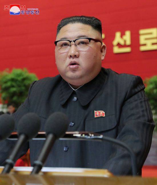 김정은 노동당 총비서가 13일 8차 당대회를 마무리하며 군사력 강화에 대한 의지를 다시 드러냈다.
조선중앙통신은 13일 전날 김정은 총비서가 결론에서 "핵전쟁 억제력을 보다 강화하면서 최강의 군사력을 키우는데 모든 것을 다해야 한다"고 말했다고 전했다. <사진=연합뉴스>