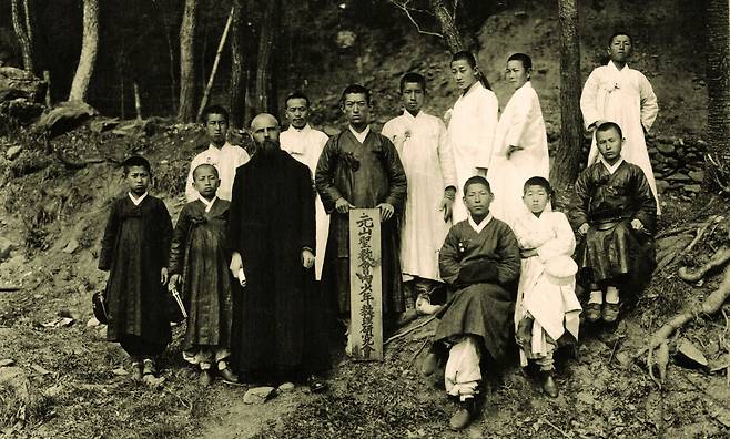 1920년대 초 안드레아스 에카르트(앞줄 왼쪽 세번째)가 원산성교회 내 소년교리연구회 사람들과 찍은 사진. /김달진미술자료박물관
