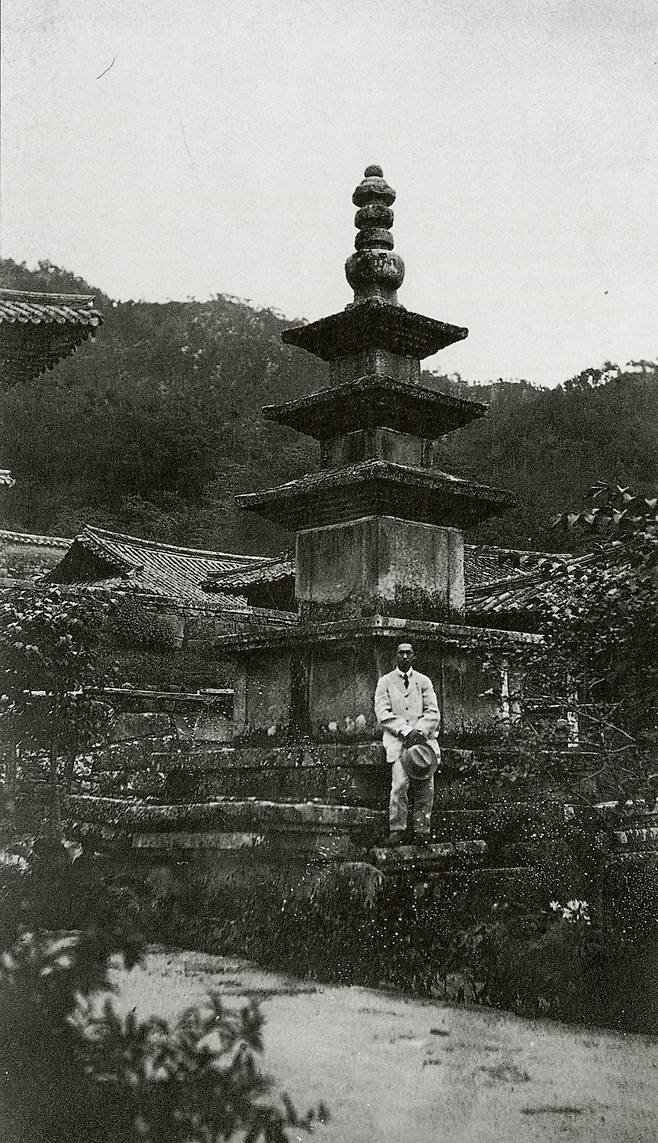 일본 민예운동가  야나기 무네요시(1889-1961)가 첫 한국 방문 때 해인사 삼층석탑 앞에서 찍은 사진.  /김달진미술자료박물관