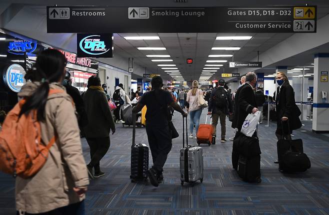 지난달 27일(현지 시각) 미국 버지니아주 덜레스의 국제공항 터미널이 승객으로 붐비고 있다. /AFP 연합뉴스