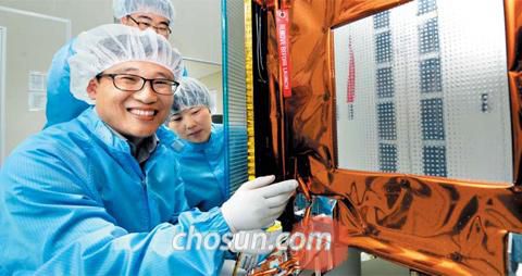 박성동(왼쪽) 쎄트렉아이 대표와 연구원들이 회사 연구실에서 인공위성 ‘두바이샛2’의 마지막 점검을 하고 있다./신현종 기자
