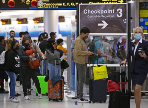 지난달 28일 미국 플로리다주 마이애미 국제공항에서 마스크를 착용한 여행객들이 검색대를 통과하기 위해 줄지어 서 있다. /AP연합뉴스