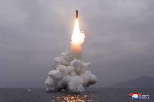 북한이 2019년 10월 2일 원산만 수역에서 신형 SLBM '북극성-3'형을 시험 발사하는 장면. /조선중앙통신 홈페이지 캡처