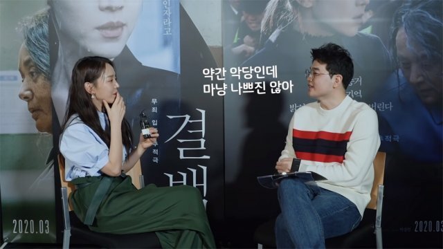 영화 유튜버 김시선(오른쪽)을 인정하는 영화인이 늘면서 ‘결백’의 주연을 맡은 배우 신혜선처럼 개봉을 앞두고 그의 인터뷰에 응하는 이들이 생겼다. 유튜브 김시선 캡처