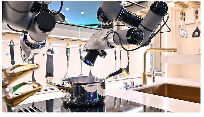 CES 2021 온라인 전시관에서 몰리의 주방 로봇이 요리를 시연하고 있다.(자료:CES 홈페이지)