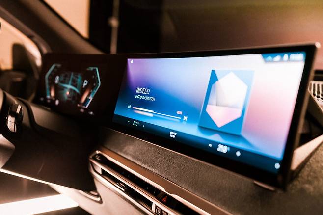 BMW 차세대 iDrive를 탑재한 전기차 iX 디스플레이.