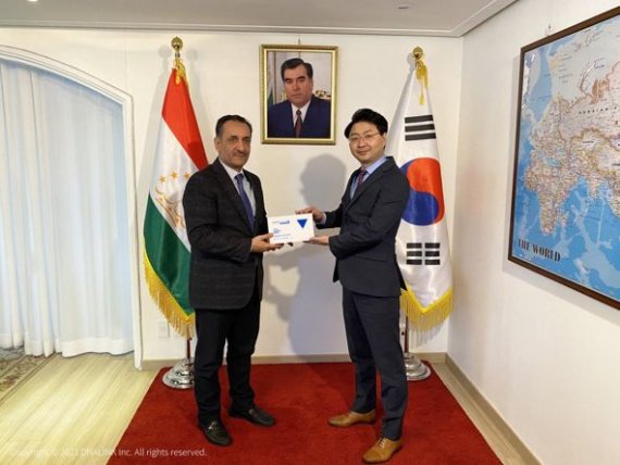 (왼쪽부터) 타지키스탄 유수프 샤리프조다 대사와 디엔에이링크 권오준 이사가 코로나19 신속진단키트 제품 등록 및 공급 추진 협약을 진행하고 있다. 사진=디엔에이링크
