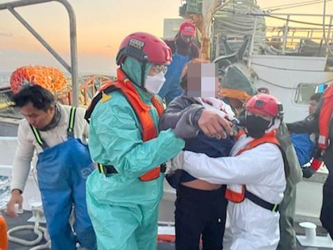 ▲ 13일 부산 해경이 대변항 해상에서 발생한 응급 환자를 구조하고 있다.