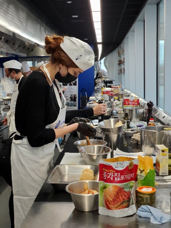 지난 11일(현지시각) 프랑스 파리 르 꼬르동 블루 본교에서 열린 '종가집 김치 요리대회'에서 참가자가 종가집 포기김치를 활용한 요리를 하고 있다.