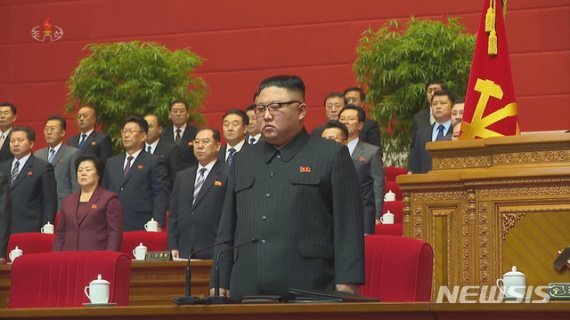 지난 12일 폐막된 북한 노동당 제8차 대회에서 김정은 총비서와 참석자 전원이 노 마스크 차림이다./사진=뉴시스
