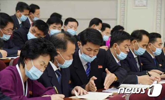 제8차 북한 노동당 대회 부문별 협의회가 대회 7일째인 11일에 진행됐다고 당 기관지 노동신문이 12일 보도했다. 사진은 부문별 협의회에 마스크를 쓰고 참석한 참가자들. /사진=뉴스1