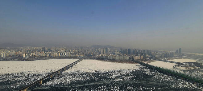 A thick cloud of ultrafine dust settles on Seoul on Jan. 13.