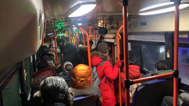 지난 8일 새벽 4시 서울 금천구 석수역 버스정류장에서 출발한 507번 버스 첫차가 다섯 정거장이 안 되서 여의도 쪽 일터로 향하는 시민들로 가득 차 있다. 김영훈 기자