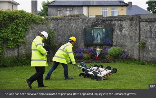 아일랜드 '성모의 집'에 작업복을 입은 남성들이 잔디를 깎고 있다. BBC 홈페이지 캡처