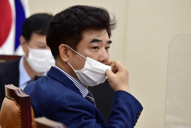 김병욱 더불어민주당 의원이 지난 10월 정무위원회 국정감사 도중 마스크를 고쳐 쓰고 있다. 오대근 기자