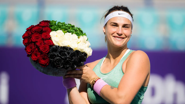 아리나 사발렌카가 13일 아랍에미리트 아부다비에서 열린 여자프로테니스 투어 아부다비오픈에서 우승한 뒤 꽃다발을 들어보이고 있다. WTA투어 홈페이지 캡쳐