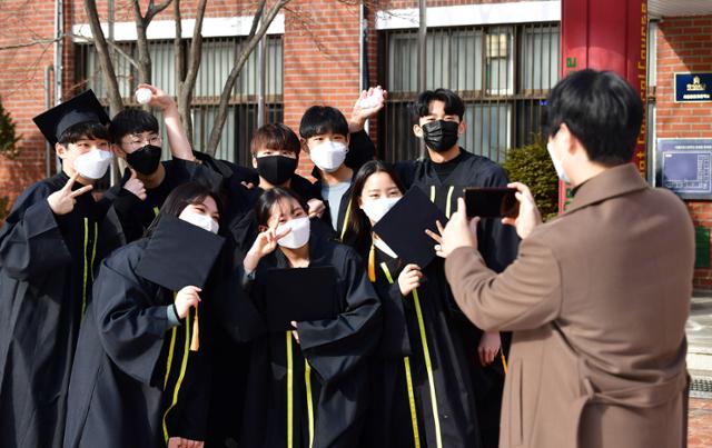 13일 서울 강남구 로봇고등학교에서 졸업을 한 3학년 학생들이 기념촬영을 하고 있다. 사진공동취재단