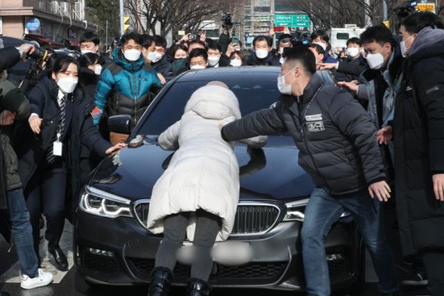 13일 오전 서울 양천구 서울남부지법에서 양부 안모씨가 탄 차량이 나오자 시민들이 거세게 항의하고 있다. 뉴시스