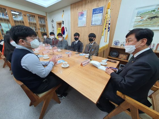 김병우 충북교육감(오른쪽)이 13일 오후 집무실에서 충북학생참여위원회 학생들과 정책 간담회를 하고 있다. 최종권 기자