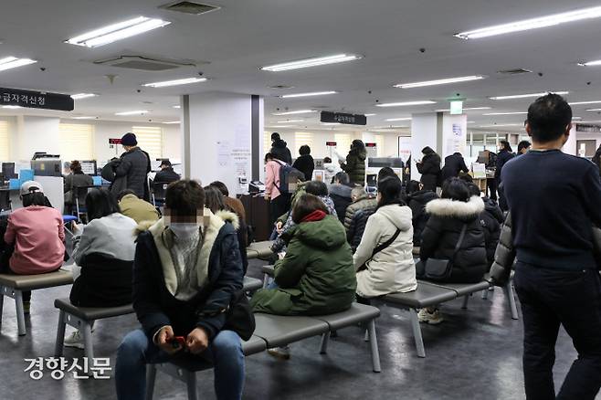 시민들이 13일 서울 마포구 서부고용복지센터에서 실업급여 상담을 기다리고 있다. 이준헌 기자 ifwedont@kyunghyang.com