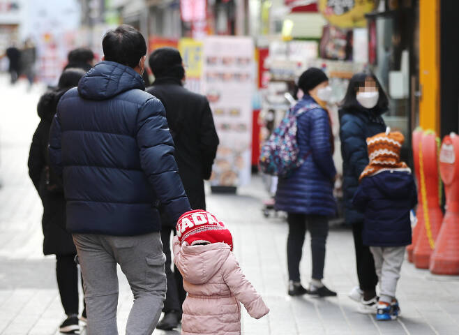 Pedestrians are seen walking along an alley in Myeong-dong shopping district in Seoul on Jan. 3. (Yonhap)