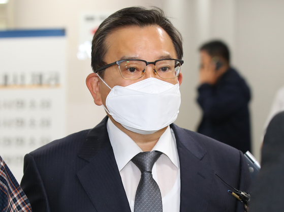 In this file photo, Kim Hak-eui, former vice minister of justice, heads to an appeals trial at the Seoul High Court on Oct. 28, 2020. Kim was convicted of taking bribes from a businessman and sentenced to two years and six months of prison term that day. [YONHAP]