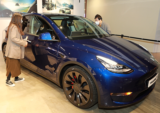 Tesla’s Model Y is displayed at Lotte Department Store’s Yeongdeungpo branch in western Seoul on Wednesday, where the second SUV from Tesla had its Korean premiere. The model, which will be manufactured in the United States, doesn’t have a confirmed delivery date nor price for the Korean market. [YONHAP]