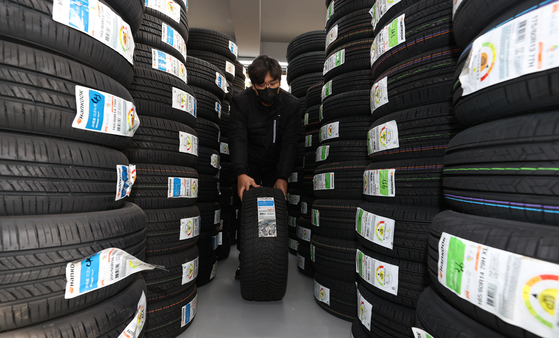 Employees organize stacks of winter tires at a tire store in Goyang, Gyeonggi, on Wednesday. The owner of the shop said winter tire sales this year rose 30 percent compared to last year due to the recent cold snap and heavy snow. [YONHAP]
