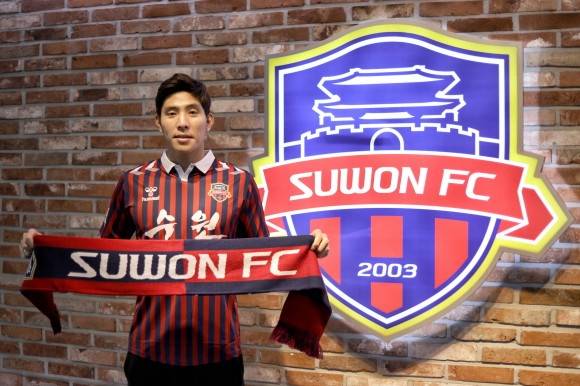 수원FC 유니폼을 입게 된 윤영선. 사진=수원FC 제공