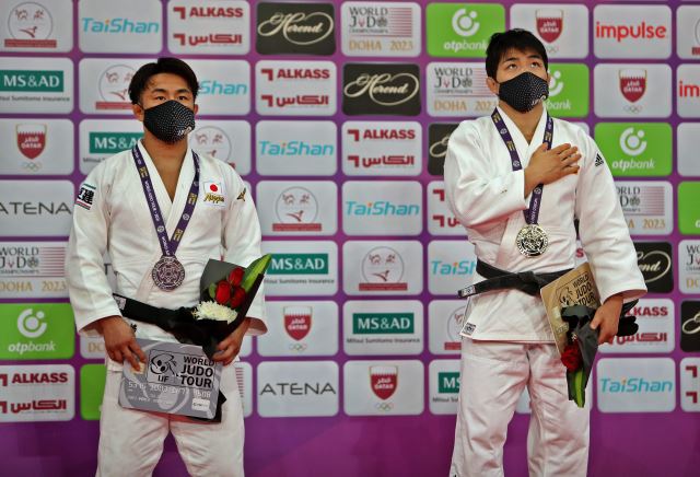 안창림(오른쪽)이 메달 세리머니에서 금메달을 목에 걸고 게양되는 태극기를 바라보고 있다. 왼쪽은 은메달을 딴 하시모토. AFP연합뉴스
