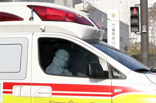 13일 오전 생활치료센터로의 이송 등을 위한 구급차가 서울 동부구치소를 나서고 있다. 사진=연합뉴스