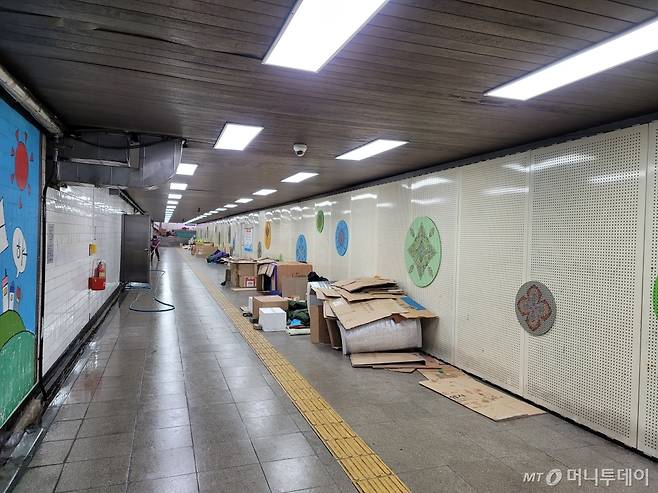 12일 오후 1시쯤 서울역 우체국 앞 지하보도에 있는 응급대피소. 그 앞으로 노숙인들이 쉬고 있다. /사진=이창섭 기자
