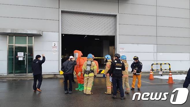 (파주=뉴스1) 박대준 기자 = 13일 오후 2시 20분께 경기 파주시 월롱면 LG디스플레이 공장에서 화학물질 유출사고가 발생해 6명이 부상을 입었으며, 이중 2명이 심정지로 심폐소생술을 실시했다. 방호복을 입은 구급대원들이 부상 환자들을 이송하고 있다. (경기북부소방재난본부 제공). 2021.1.13/뉴스1