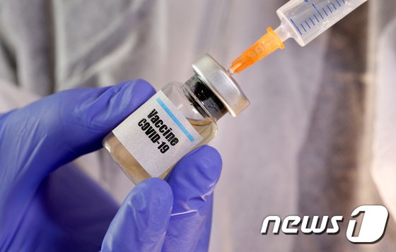 정부가 노바백스에서 개발한 코로나19 백신 의 국내 도입 확정이 임박한 것으로 알려지면서 관련주에도 눈길이 쏠리고 있다./사진=로이터(뉴스1)