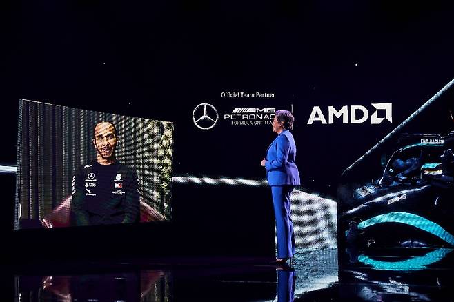 리사 수 박사가 메르세데스-AMG 페트로나스 소속 F1 드라이버 루이스 해밀턴 경과 대화하는 모습 /사진=AMD