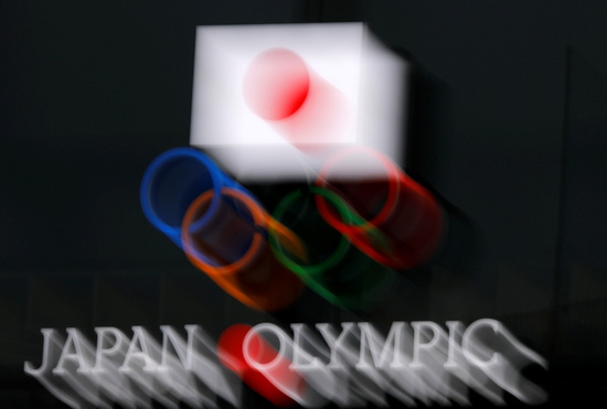 지난 8일 일본 도쿄 올림픽박물관에 새겨진 오륜기와 일장기가 흐릿하게 보인다. 최근 일본 내에서는 오는 7월 개막이 예정된 도쿄올림픽 개최에 대한 부정적 여론이 증가하고 있다. /사진=로이터