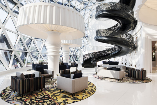 사진1. 마르셀 반더스가 디자인한 카타르의 몬드리안 도하 호텔 아트리움의 모습. 고전적인 장식을 활용해 초현실적인 신비로움을 느끼게 하는 이 인테리어는 상반되는 것들이 강렬하게 부딪히면서도 조화를 이루는 반더스 디자인의 특징을 잘 보여준다.