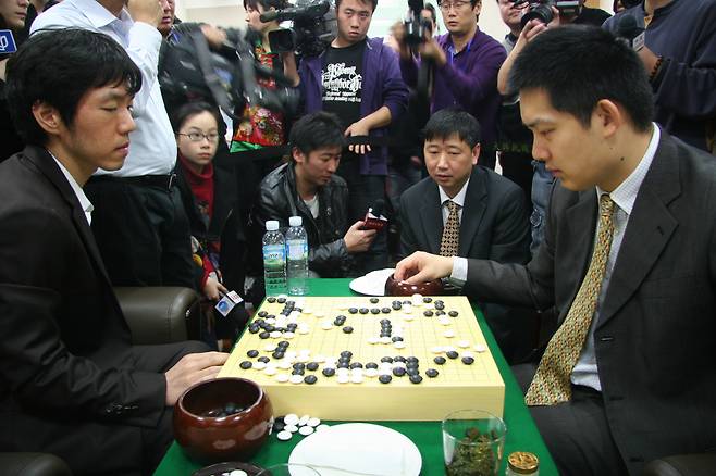 지난 2010년 11회 농심배 최종국에서 만난 이창호(왼쪽)와 중국의 창하오.이창호가 승리하며 한국이 우승했다.