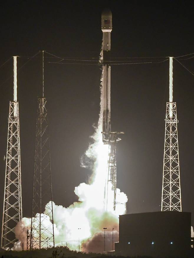 미국 민간 우주탐사업체 스페이스X의 팰컨 9 로켓이 지난 7일(현지시간) 터키의 신형 통신위성을 싣고 플로리다주 케이프 커내버럴 우주군 기지를 이륙하고 있다. 스페이스X의 올해 첫 로켓 발사다. [연합]