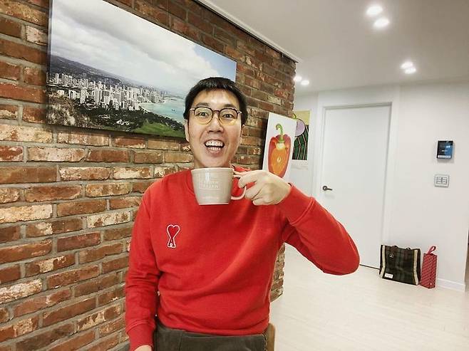 The comedian Kim Young-chul has released his latest news.Kim Young-chul wrote in his Instagram   on January 13, Today I made a snowman, I drank Cocoa bean bean, I drank hot chocolate, and I did well.I do not want to do it all at once today.    But it is delicious Cocoa bean bean! It is a good place to be a party. In the photo, Kim Young-chul showed a bright smile while drinking Cocoa bean bean drinks.Kim Young-chul showed a unique fashion digestion Power wearing a red T-shirt.On the other hand, Kim Young-chul is in charge of SBS Power FM Kim Young-chuls Power FM.